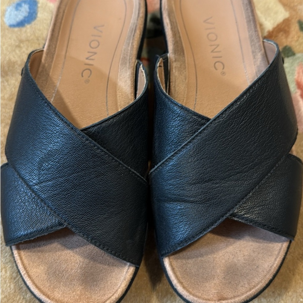Vionic Black Leather Sandals 6.5 Wide